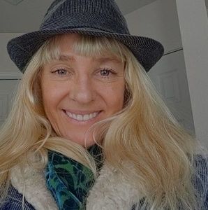Meet your Posher, Deva